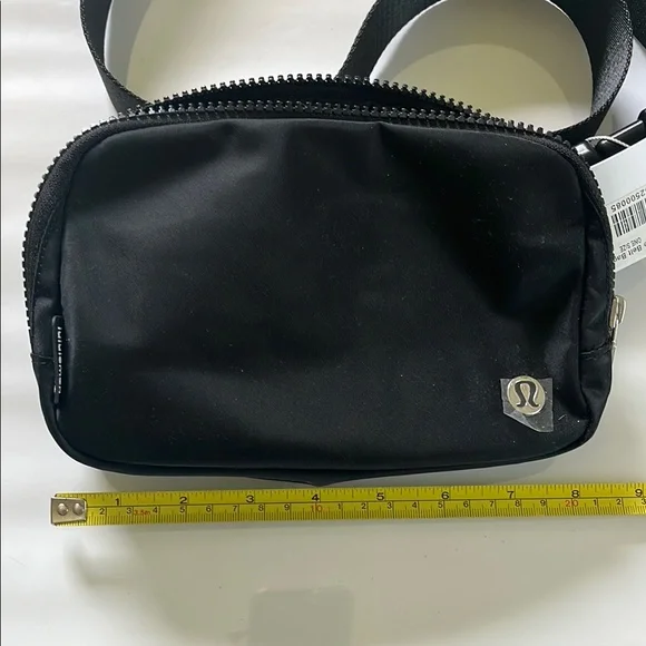 Lululemon Everywhere Belt Bag - Picture 3 of 12